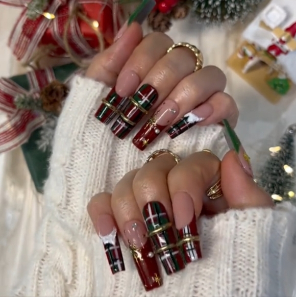 PRESS ON NAILS W/TOOL KIT - Picture 4 of 10